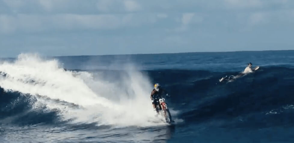 衝撃映像！波の上を「バイク」で走るサーフィン