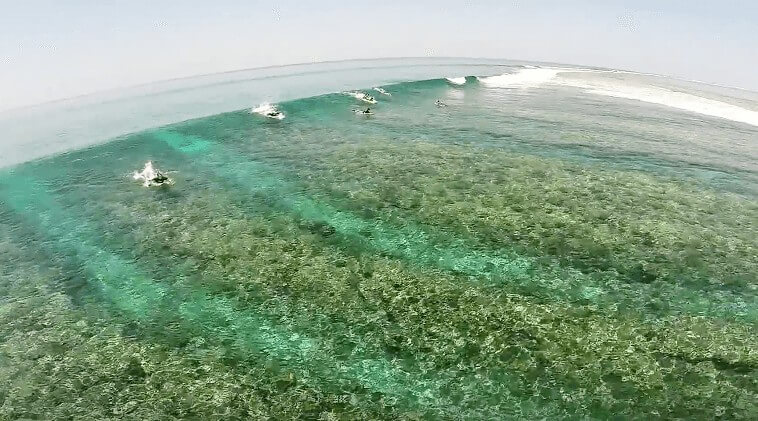 クリアすぎるモルディブの波でサーフィン