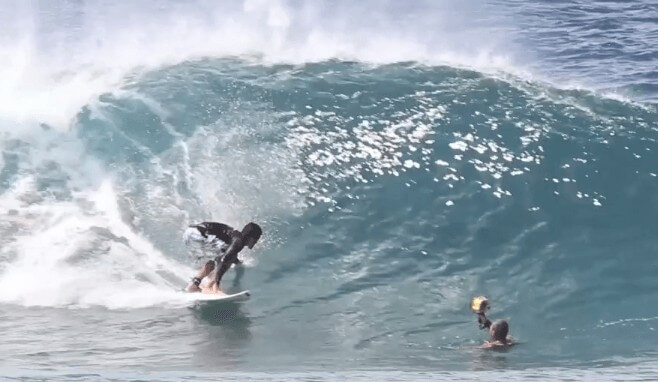 盲目サーファー「デレク・ラベロ」がパイプラインの大波に挑む