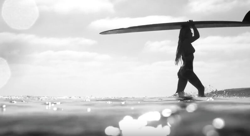 モノクロで観る美女サーファー「ティア・ブランコ」が美しい