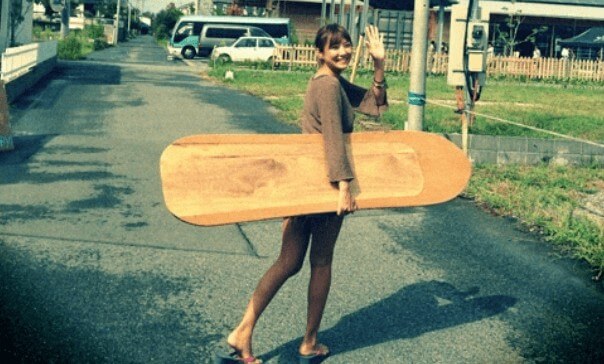 木製のサーフボード「アライア」をGETするほどサーフィンに夢中！藤崎 奈々子
