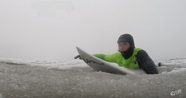 超極寒サーフィン！フローズン状態の先には極上のバレル