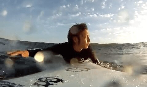 小波サーフィンをGoProで自撮り！つるの剛士