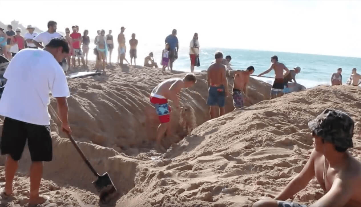 みんなで砂掘りして作る「リバーサーフィン」が楽しそう