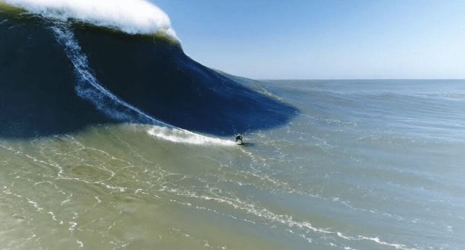 ポルトガル「ナザレ」60ftを超える世界最大級の波でサーフィン